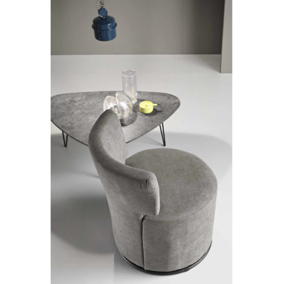 Poltrona in tessuto grigio chiaro