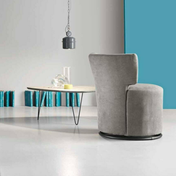 Poltrona in tessuto grigio chiaro