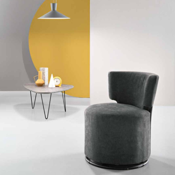 Poltrona in tessuto grigio scuro