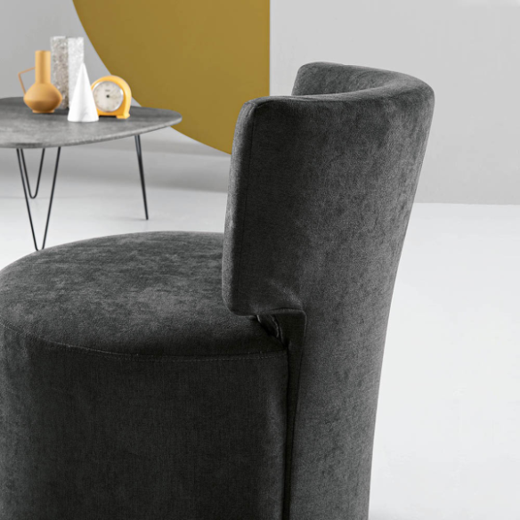Poltrona in tessuto grigio scuro