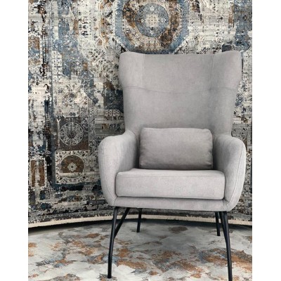 poltrona in tessuto grigio con struttura in metallo