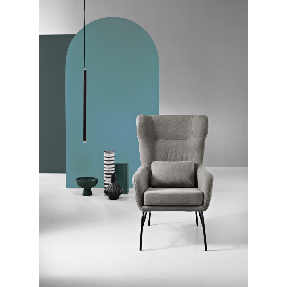 poltrona in tessuto grigio con struttura in metallo