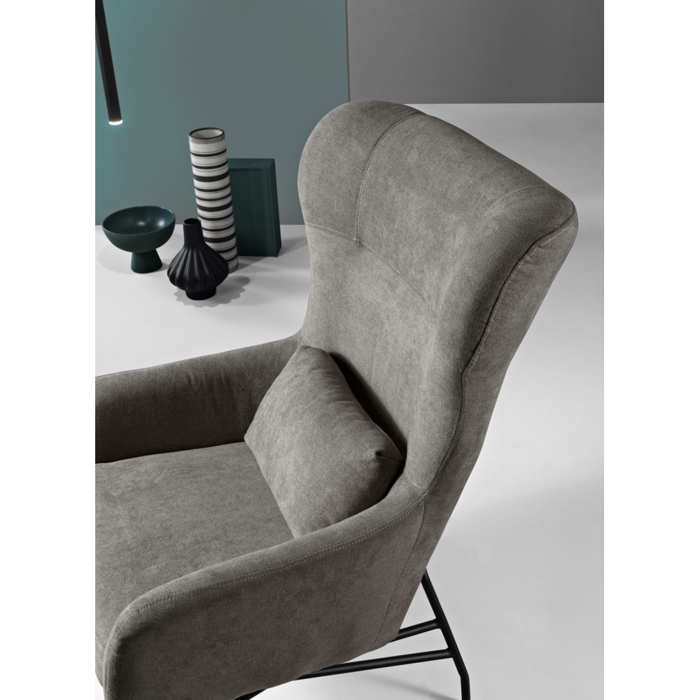 poltrona in tessuto grigio con struttura in metallo