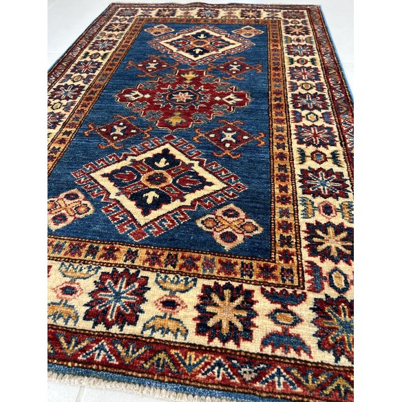 Tappeto kazak in lana blu e beige misura 120x78 cm