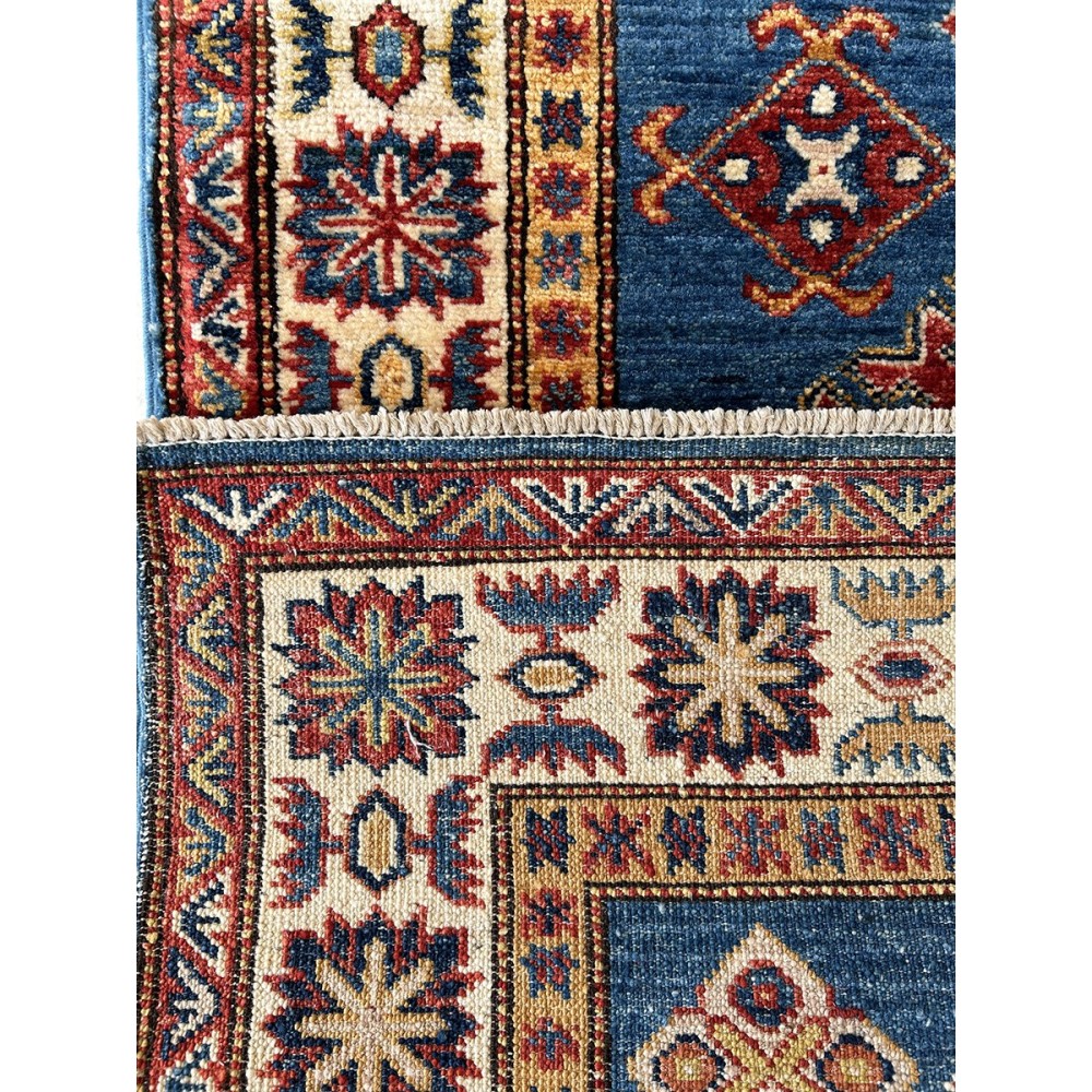 Tappeto kazak in lana blu e beige misura 120x78 cm