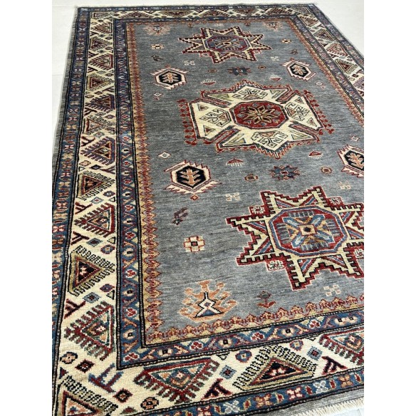 Tappeto Kazak Extra Fine Annodato a Mano – Pregiato Tappeto Orientale